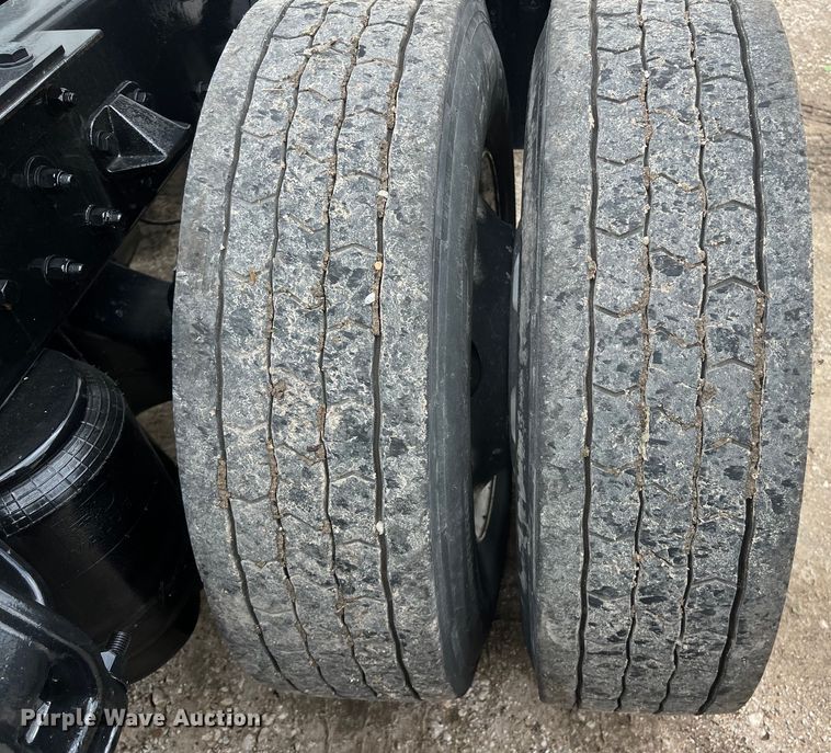 image for item DO2473 2017 Kenworth T680 semi truck