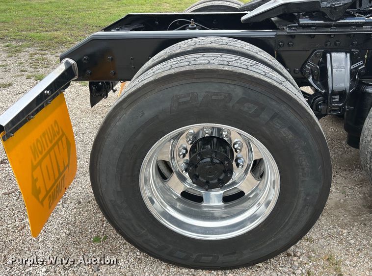 image for item DO2473 2017 Kenworth T680 semi truck