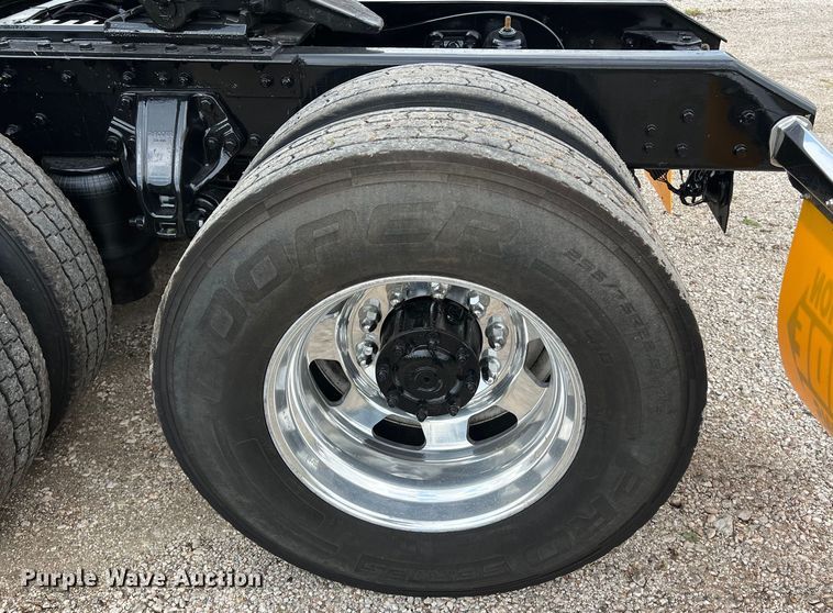 image for item DO2473 2017 Kenworth T680 semi truck