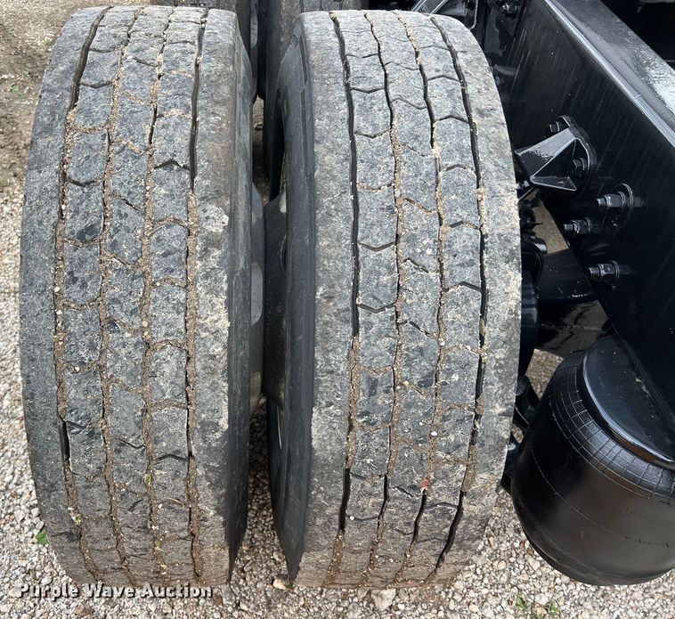 image for item DO2473 2017 Kenworth T680 semi truck