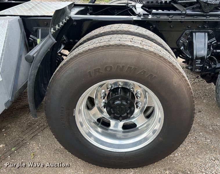 image for item DO2473 2017 Kenworth T680 semi truck