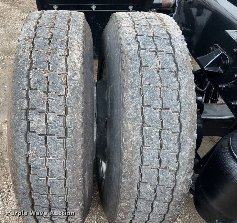 image for item DO2473 2017 Kenworth T680 semi truck