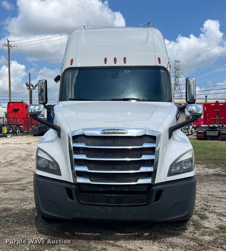 image for item DO2474 2018 Freightliner  Cascadia  semi truck