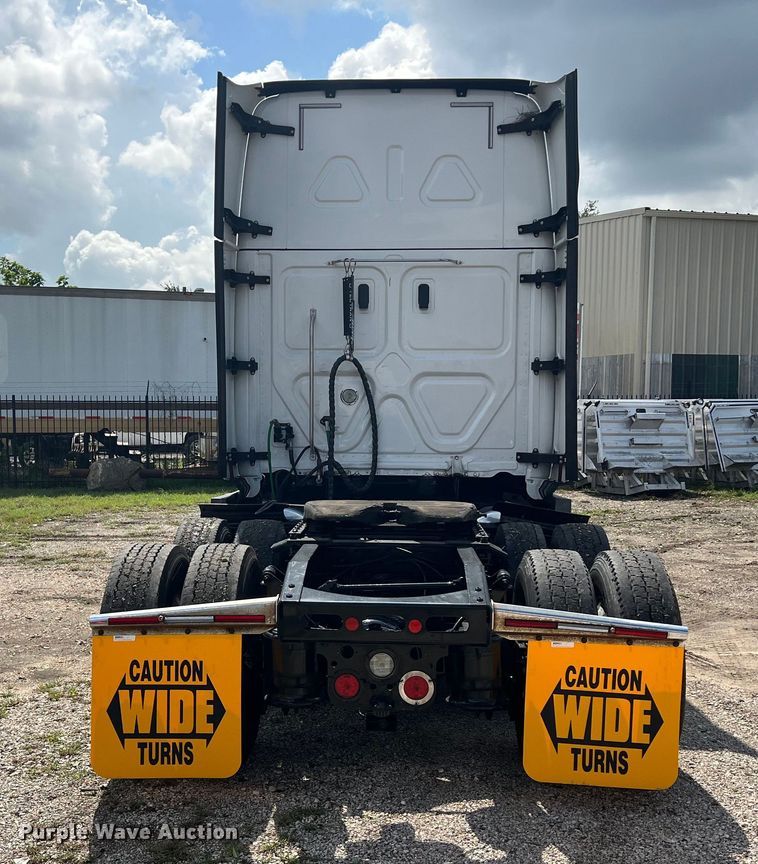 image for item DO2474 2018 Freightliner  Cascadia  semi truck