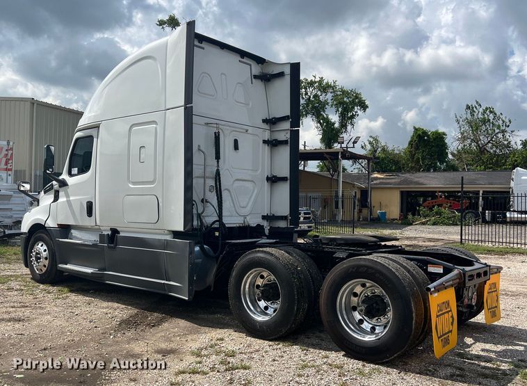 image for item DO2474 2018 Freightliner  Cascadia  semi truck