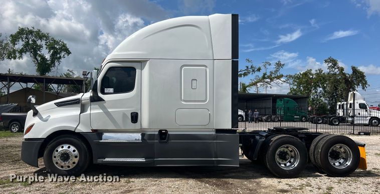 image for item DO2474 2018 Freightliner  Cascadia  semi truck