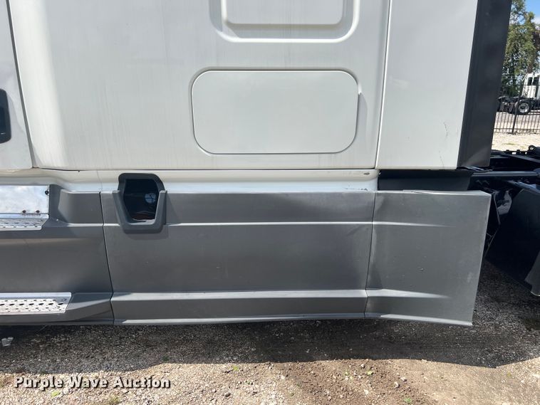 image for item DO2474 2018 Freightliner  Cascadia  semi truck