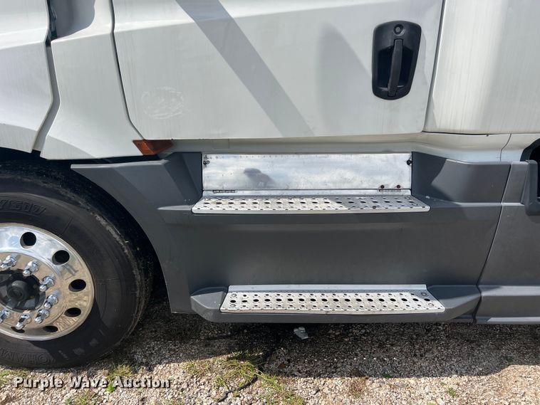 image for item DO2474 2018 Freightliner  Cascadia  semi truck