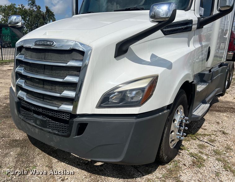 image for item DO2474 2018 Freightliner  Cascadia  semi truck