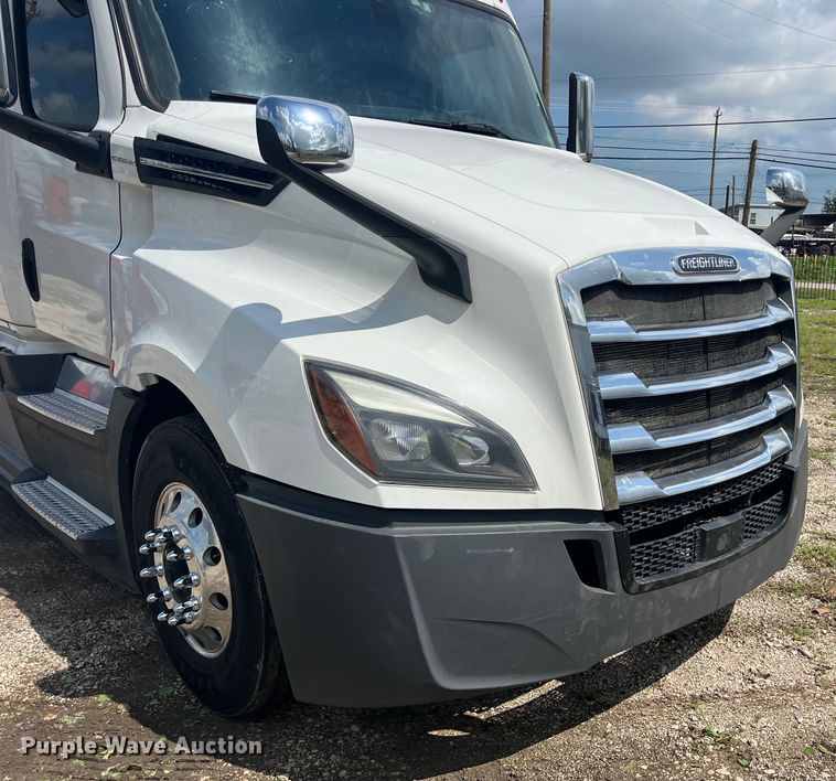 image for item DO2474 2018 Freightliner  Cascadia  semi truck