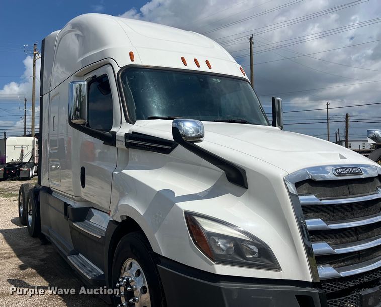 image for item DO2474 2018 Freightliner  Cascadia  semi truck