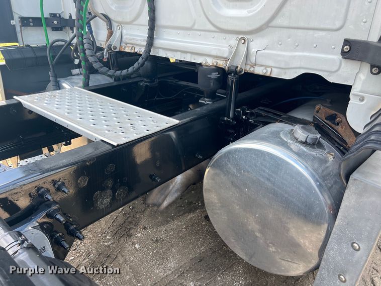 image for item DO2474 2018 Freightliner  Cascadia  semi truck