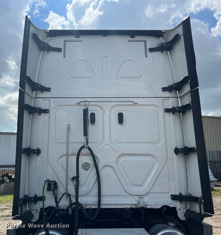 image for item DO2474 2018 Freightliner  Cascadia  semi truck
