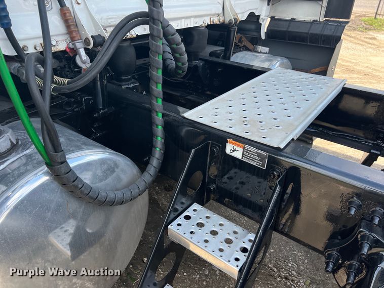 image for item DO2474 2018 Freightliner  Cascadia  semi truck