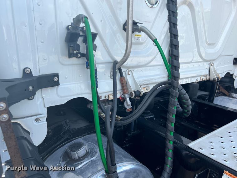 image for item DO2474 2018 Freightliner  Cascadia  semi truck