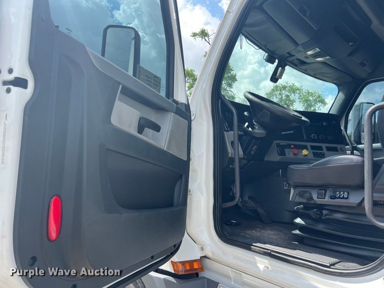 image for item DO2474 2018 Freightliner  Cascadia  semi truck