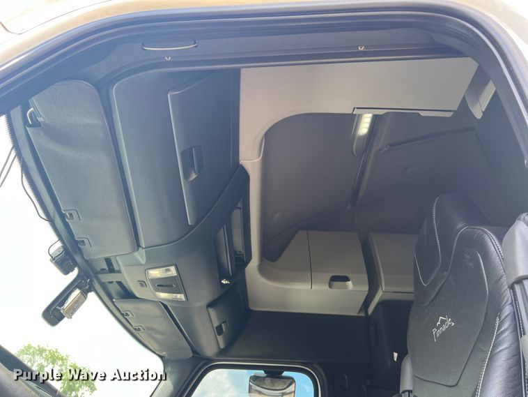 image for item DO2474 2018 Freightliner  Cascadia  semi truck