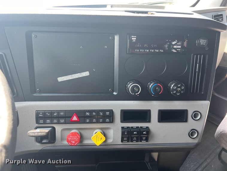 image for item DO2474 2018 Freightliner  Cascadia  semi truck