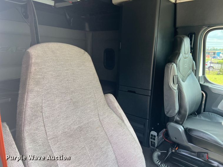 image for item DO2474 2018 Freightliner  Cascadia  semi truck