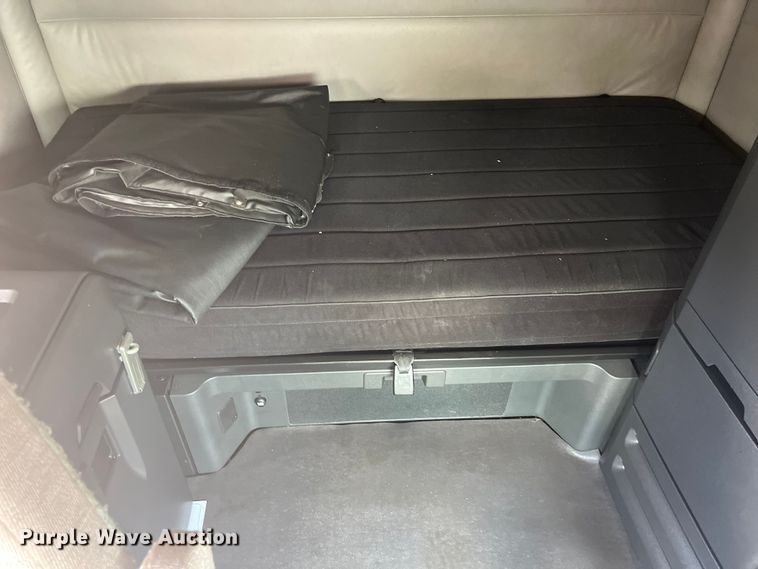 image for item DO2474 2018 Freightliner  Cascadia  semi truck