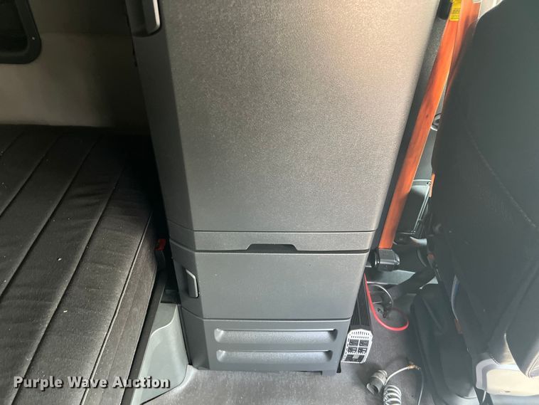 image for item DO2474 2018 Freightliner  Cascadia  semi truck