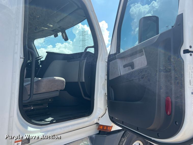 image for item DO2474 2018 Freightliner  Cascadia  semi truck