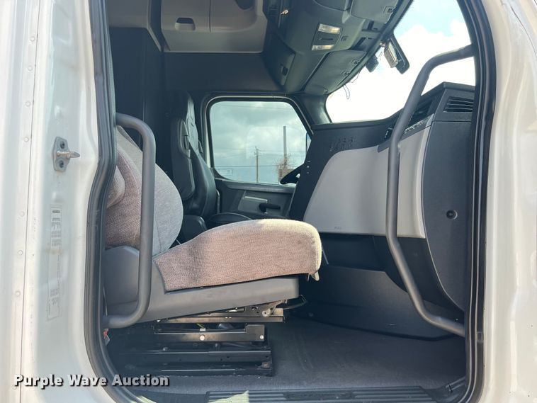 image for item DO2474 2018 Freightliner  Cascadia  semi truck