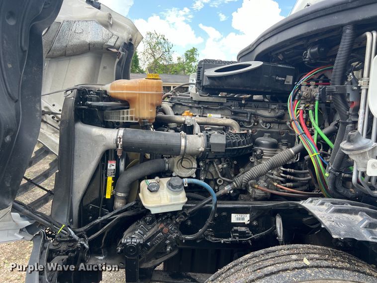 image for item DO2474 2018 Freightliner  Cascadia  semi truck