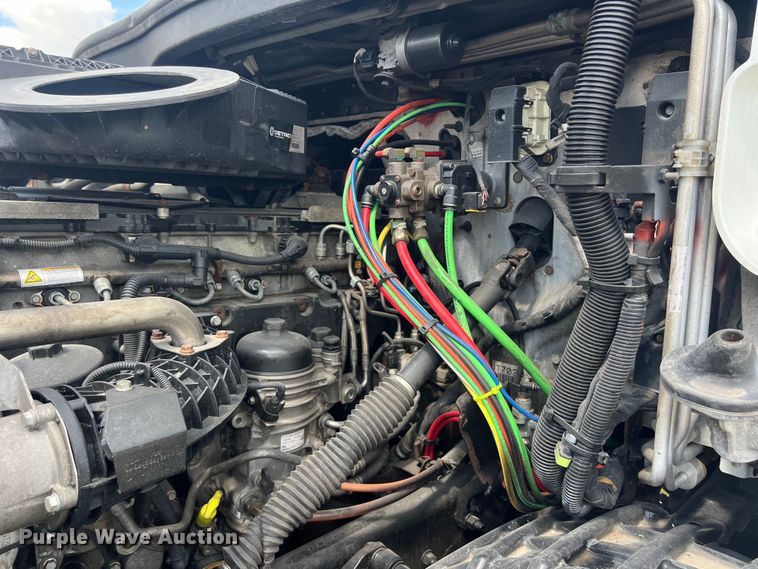 image for item DO2474 2018 Freightliner  Cascadia  semi truck