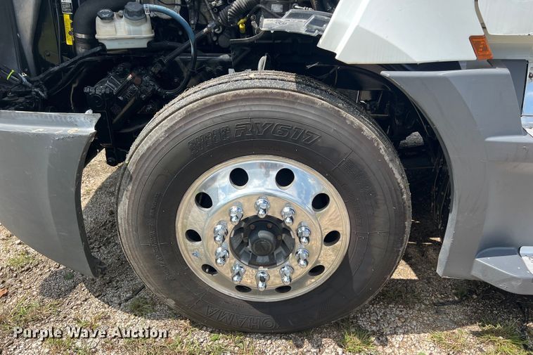 image for item DO2474 2018 Freightliner  Cascadia  semi truck