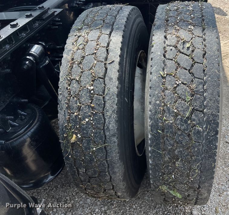 image for item DO2474 2018 Freightliner  Cascadia  semi truck