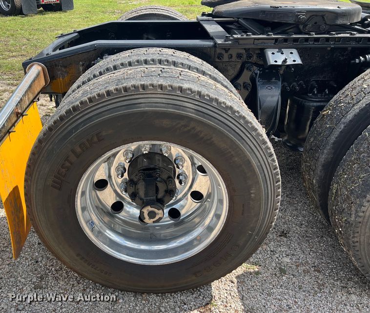 image for item DO2474 2018 Freightliner  Cascadia  semi truck