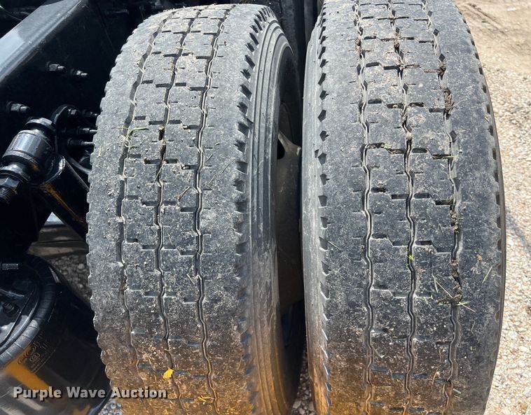 image for item DO2474 2018 Freightliner  Cascadia  semi truck