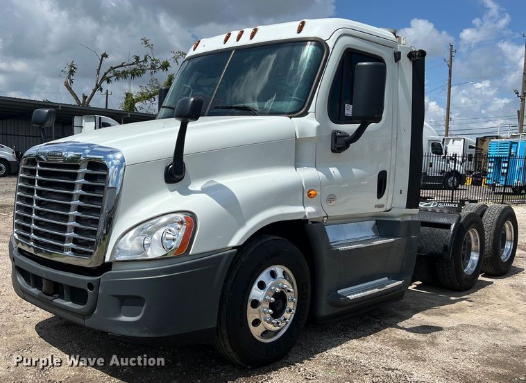 image for item DO2475 2015 Freightliner  Cascadia  semi truck