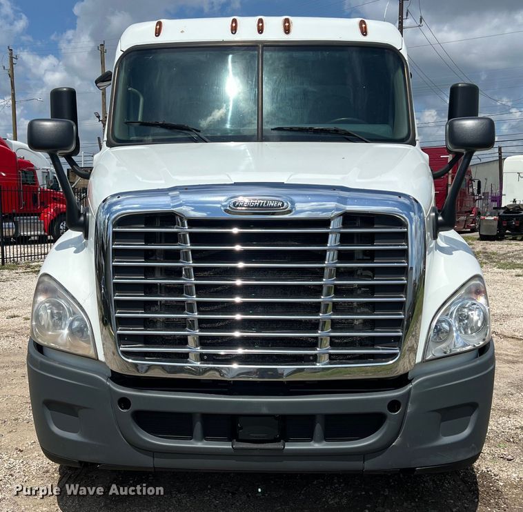 image for item DO2475 2015 Freightliner  Cascadia  semi truck