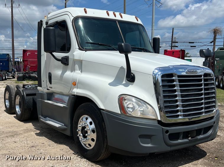 image for item DO2475 2015 Freightliner  Cascadia  semi truck