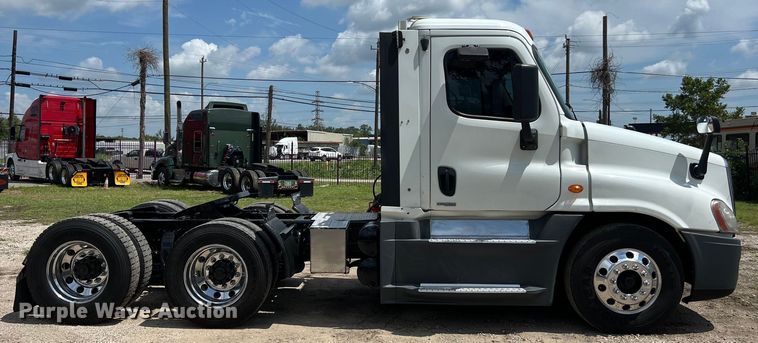 image for item DO2475 2015 Freightliner  Cascadia  semi truck