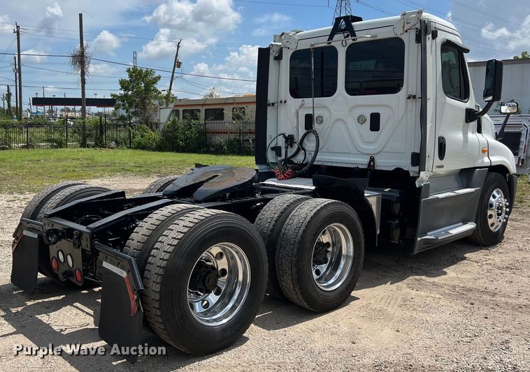 image for item DO2475 2015 Freightliner  Cascadia  semi truck