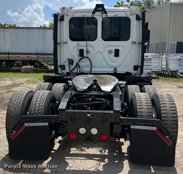 image for item DO2475 2015 Freightliner  Cascadia  semi truck