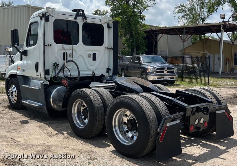 image for item DO2475 2015 Freightliner  Cascadia  semi truck