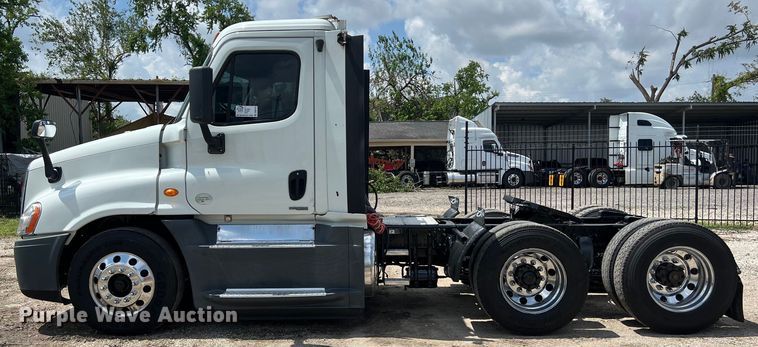 image for item DO2475 2015 Freightliner  Cascadia  semi truck