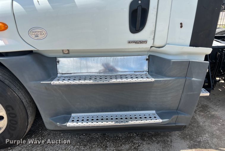 image for item DO2475 2015 Freightliner  Cascadia  semi truck