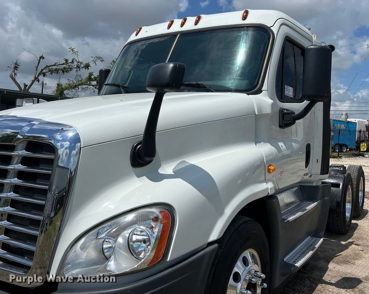 image for item DO2475 2015 Freightliner  Cascadia  semi truck
