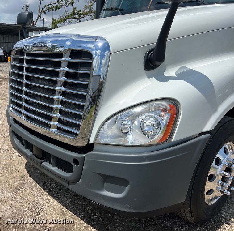 image for item DO2475 2015 Freightliner  Cascadia  semi truck