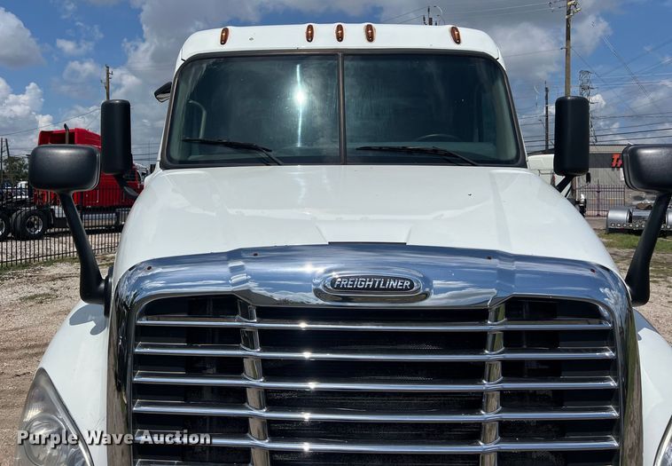 image for item DO2475 2015 Freightliner  Cascadia  semi truck