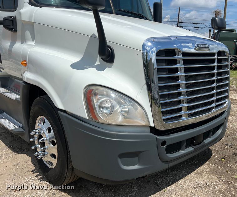 image for item DO2475 2015 Freightliner  Cascadia  semi truck