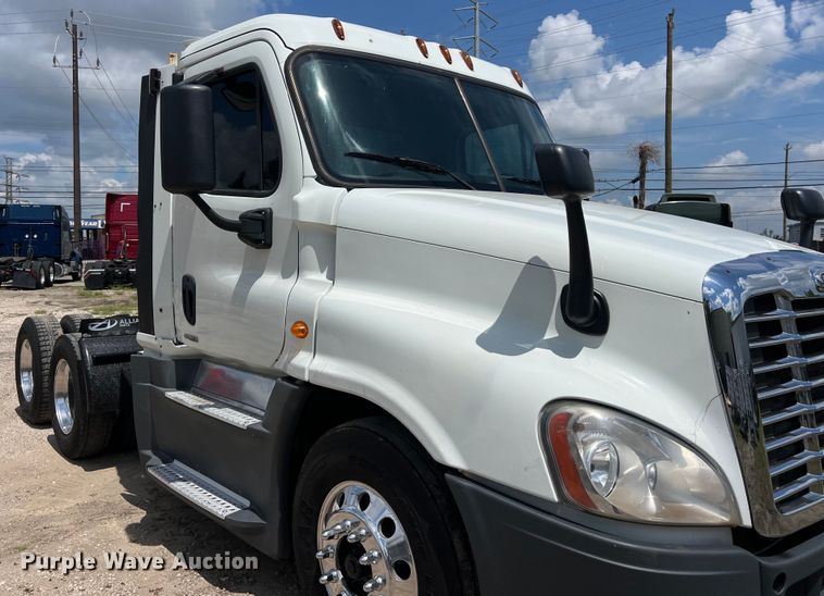 image for item DO2475 2015 Freightliner  Cascadia  semi truck