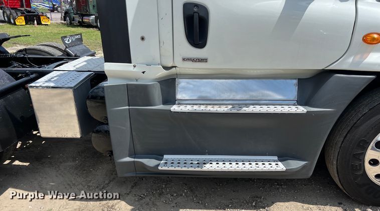 image for item DO2475 2015 Freightliner  Cascadia  semi truck