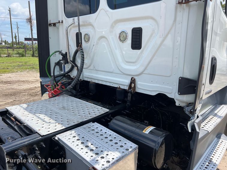 image for item DO2475 2015 Freightliner  Cascadia  semi truck