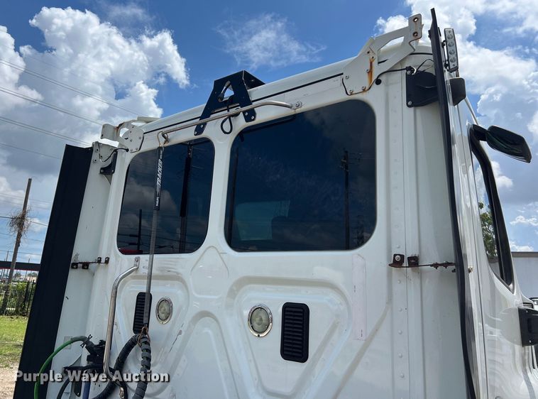 image for item DO2475 2015 Freightliner  Cascadia  semi truck